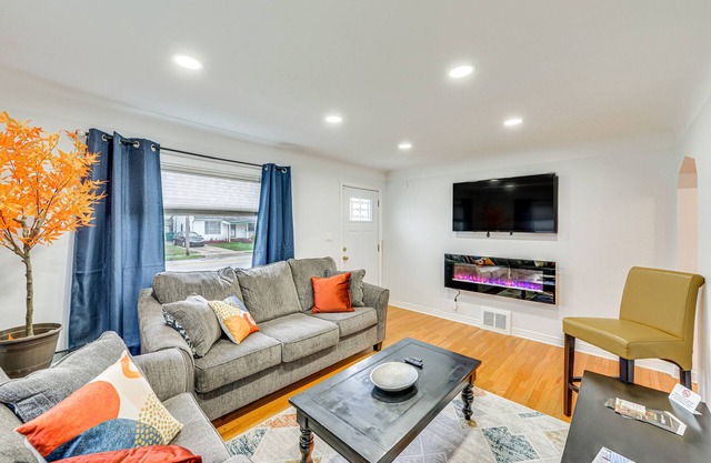 'The Maple Tree' Home: 14 Mi to Downtown Cleveland