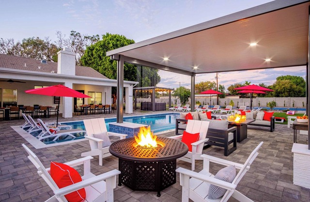 The Max Resort! 1.5 Acres! Enjoy Pickle Ball, Pool, & Fun!