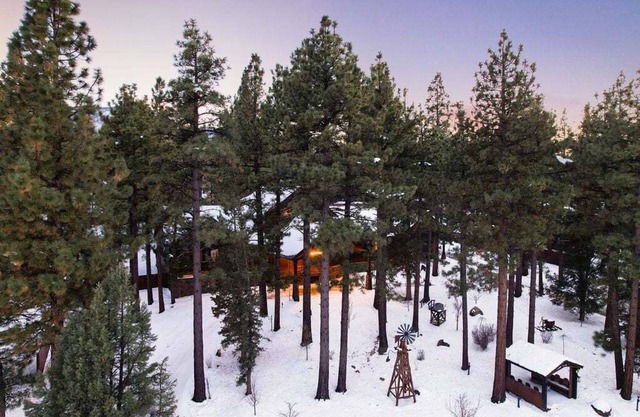 The Meadowbrook. Luxury. Games. BBQ. Huge private Back yard