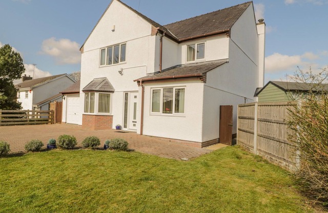 THE MEADOWS, family friendly, character holiday cottage in Pentraeth