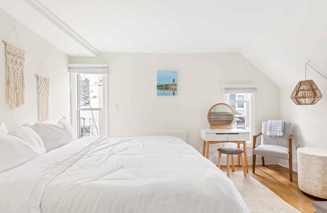 The Melrose- 3C, Private Bed & Bath