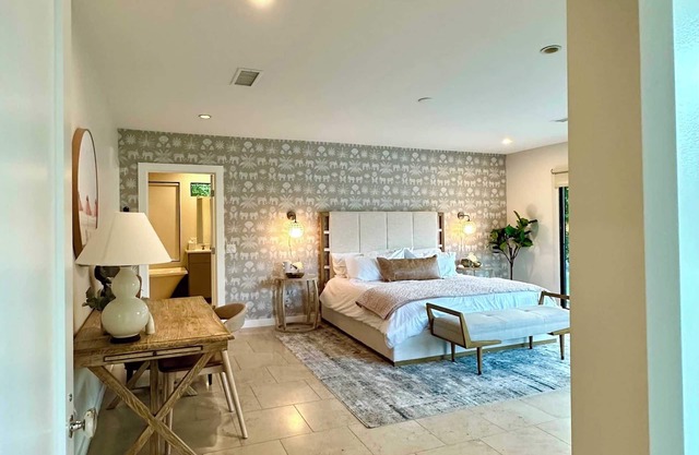 The Mesa Oasis; 5-bedroom house in Palm Springs with Pool, AC, WiFi