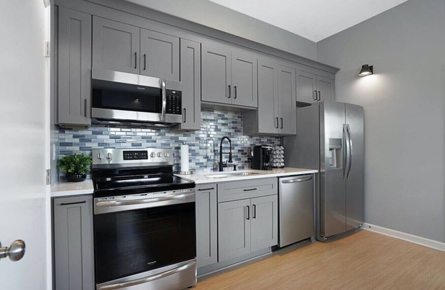 The Metropolis | 5 Minutes to Broadway!