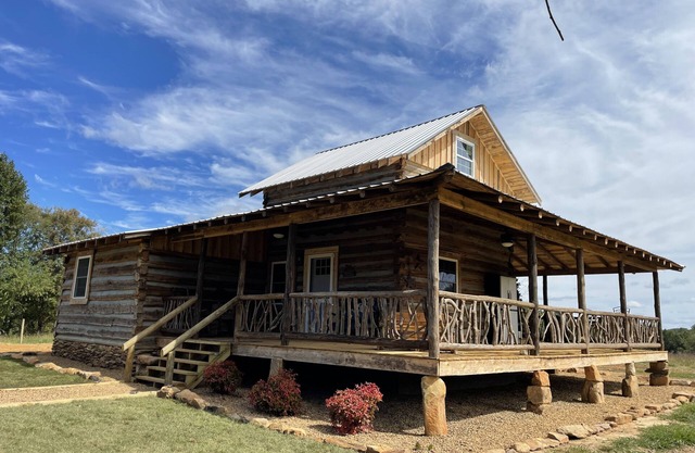 The Midnight Moon Cabin, Horses, Goats, Cows, Hot tub, relax, then do it again!