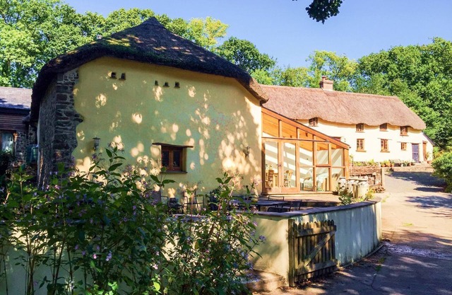 THE MILKING PARLOUR, family friendly, with open fire in Highampton