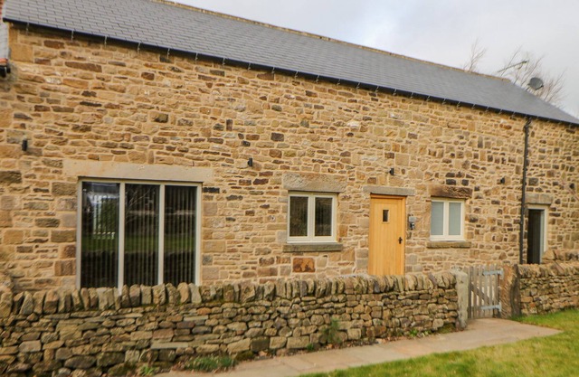 THE MILKING PARLOUR, pet friendly, with hot tub in Marsh Lane