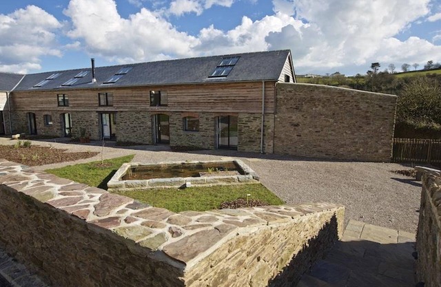 THE MILKING SHED, pet friendly, with open fire in Bantham