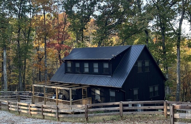 The Monroe Hocking Hills- Luxury cabin, family friendly, great adult getaway