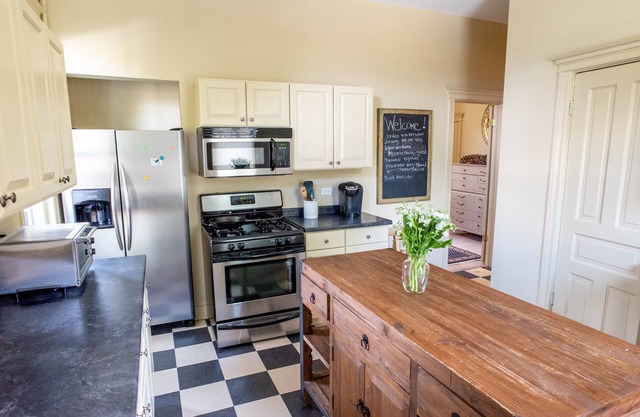 The Monroe House - Just blocks from the CTA and 20 minutes from downtown