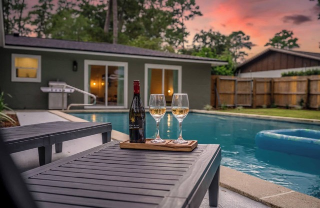 The Monterey - Private Pool & Grill - 4 KING Beds