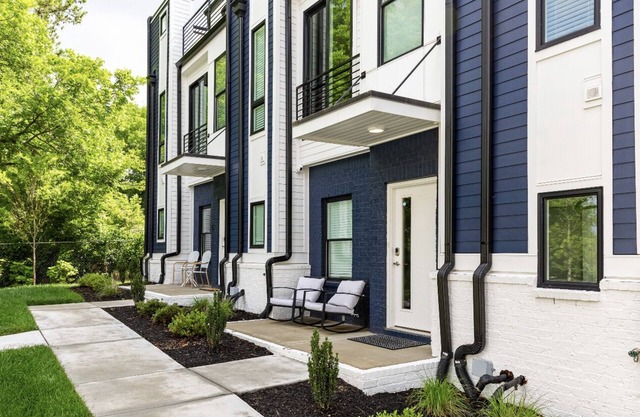 * The Monty5* 7 minutes from downtown-2 car garage *Roof Top PTO W fire pit &TV