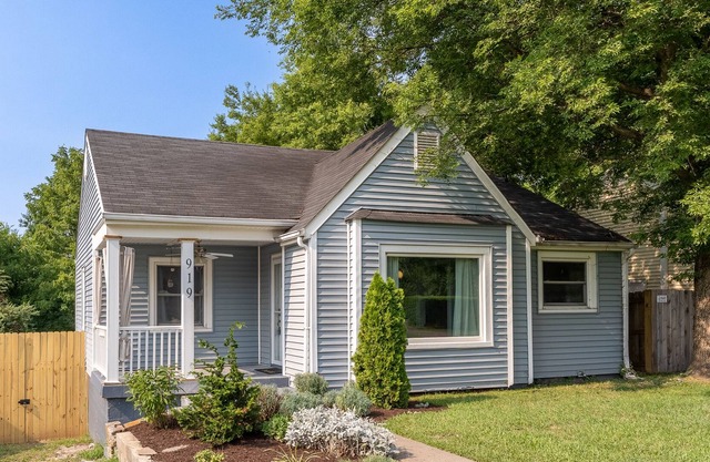 The Morning Glory - Victorian Cottage with Spacious Yard