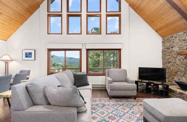 The Mountain Getaway. Panoramic Views! Hot Tub. Minutes to Evergreen Lake and Red Rocks!