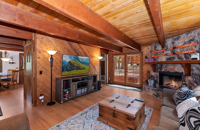 The Mountain Treehouse by Destination Big Bear: Fox Farm! Outdoor Hot Tub!
