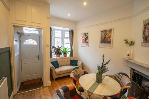 The Narrow House - Victorian house bursting with character & parking