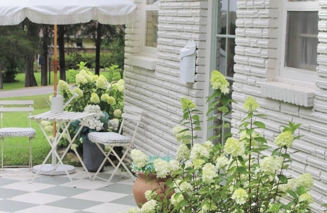 The Nashville Cottage - located in a quiet neighborhood minutes from downtown!