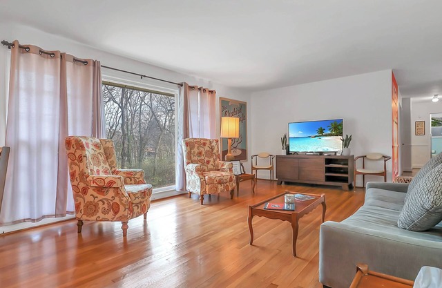 THE NASHVILLE INN - Beautifully Restored 1955 Ranch available for monthly rent.