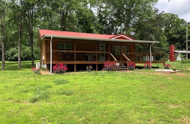 The Nest a Cozy Cabin at Table Rock Lake - two blocks to water, large deck