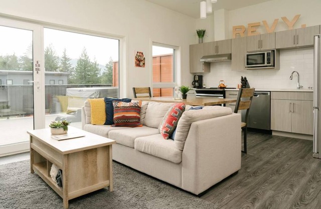 The Nest - Condo with Hot Tub & BBQ