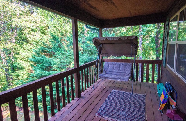 The Nest Nice 2 bedroom 1 bath cabin with Internet, near Hayesville NC