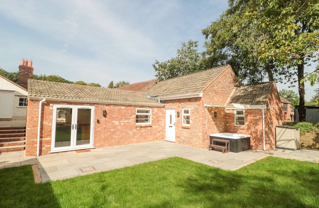 THE NEST, pet friendly, character holiday cottage in North Petherton