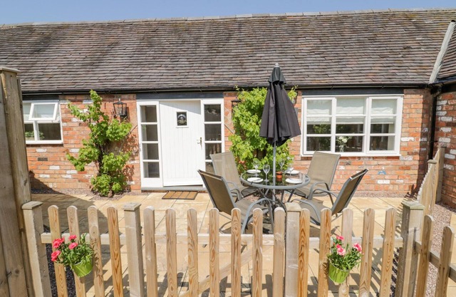 THE NEST, pet friendly, character holiday cottage in Market Bosworth