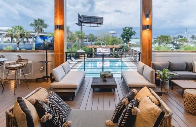 The Nicholas Veranda King Suite - Steps to King