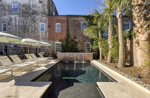 The Nicholas Veranda King Suite - Walk to King