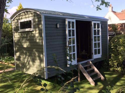 The Nutbourne Hut - shepherd's hut - pint-sized luxury