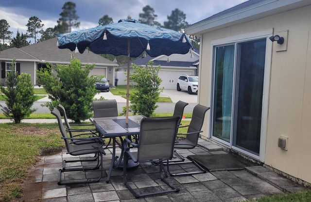 The Ocean Sunflower Cottage 🌻Conviently located to beaches, airport & shopping.