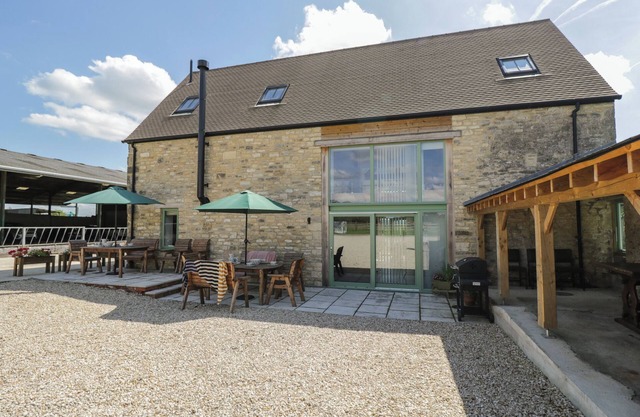 THE OLD BARN, character holiday cottage, with open fire in Eynsham