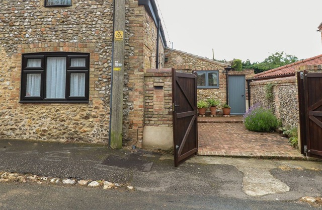 THE OLD BUTCHER'S SHOP, pet friendly in Downham Market
