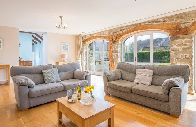 The Old Carthouse, Holiday Cottage Llawhaden, Sleeps 8, 4 bedrooms, bathrooms