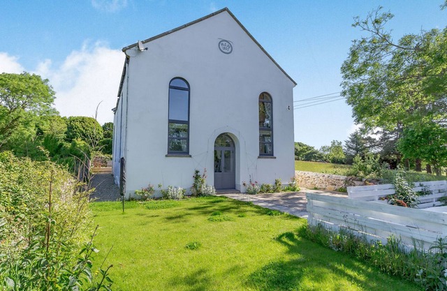 THE OLD CHAPEL, pet friendly, with open fire in Praze-An-Beeble