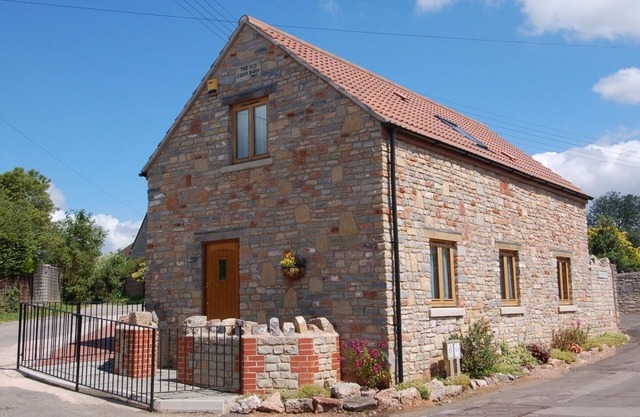 THE OLD CIDER BARN, country holiday cottage, with a garden in Wells