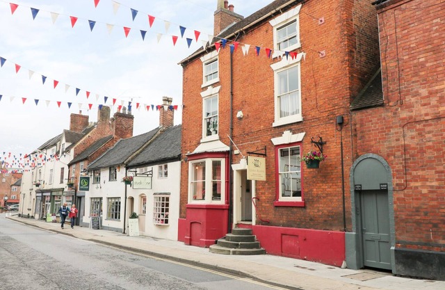 THE OLD CLOCK MAKERS, with a garden in Ashbourne