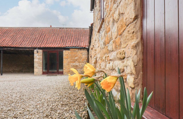 THE OLD COACH HOUSE, family friendly in Thornton-Le-Dale
