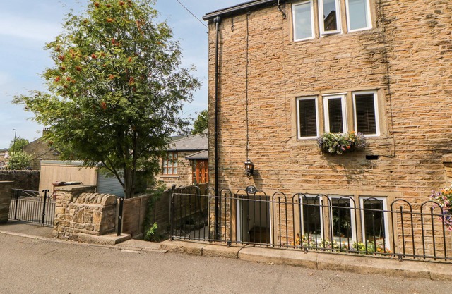 THE OLD COBBLERS, pet friendly, character holiday cottage in Hayfield