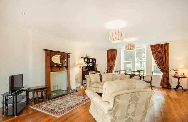 THE OLD CONCERT ROOM, pet friendly, with a garden in Alnmouth