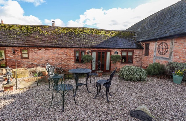 THE OLD DAIRY, pet friendly, with open fire in Church Stretton