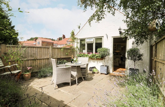 THE OLD FORGE, pet friendly, character holiday cottage in Stillington