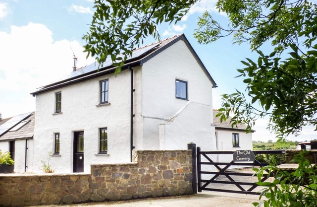 THE OLD GRANARY, pet friendly, character holiday cottage in Spittal