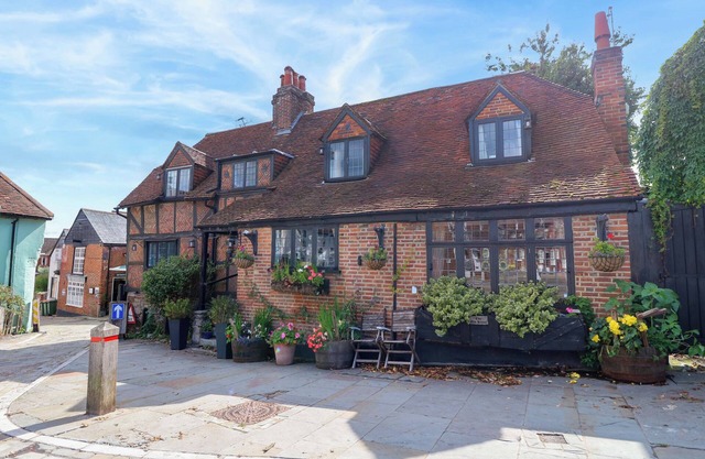 THE OLD HOUSE, pet friendly, character holiday cottage in Hamble