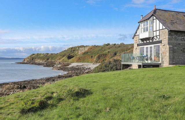 THE OLD LIFEBOAT HOUSE, family friendly, with open fire in Penmon