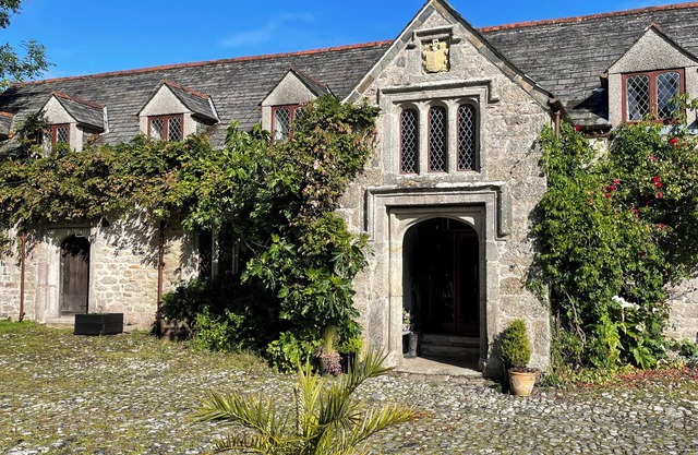 THE OLD MANOR APARTMENT, pet friendly, with a garden in Par