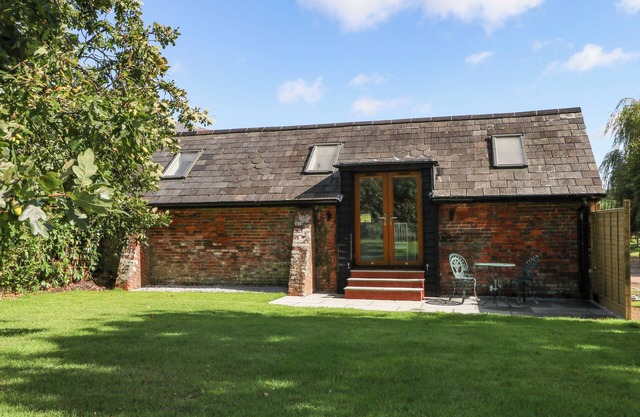 THE OLD PARLOUR, pet friendly, with a garden in Durley