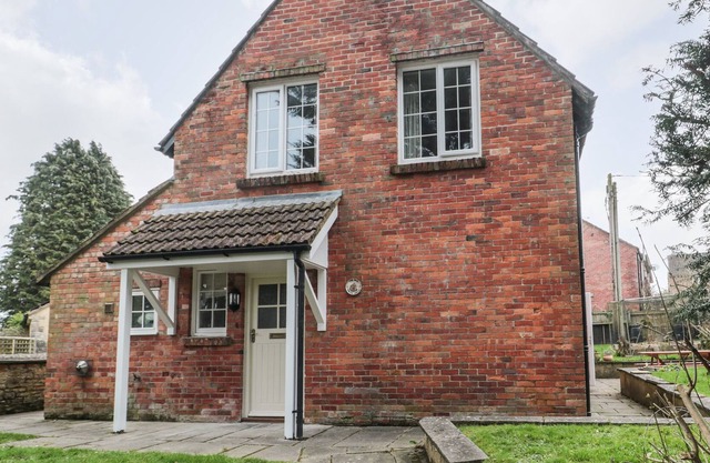 THE OLD POLICE HOUSE, pet friendly, with a garden in Beaminster