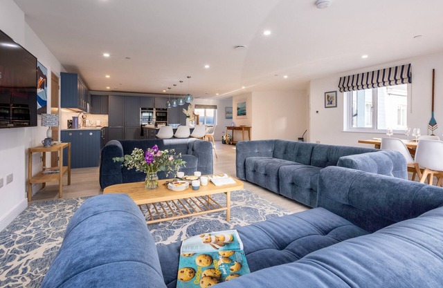 The Old Pottery: Spacious 6‑Bed Beach House Sleeping 12 in Rhosneigr | Managed by Anglesey Holiday L