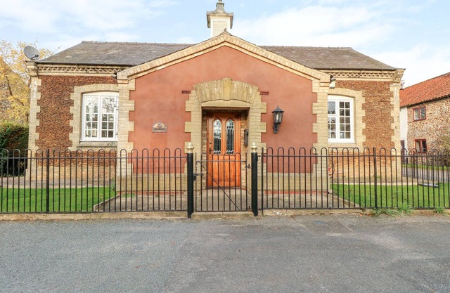 THE OLD SCHOOL, pet friendly, with open fire in Downham Market