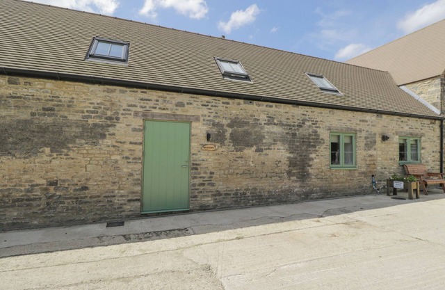 THE OLD STABLE, pet friendly, character holiday cottage in Eynsham